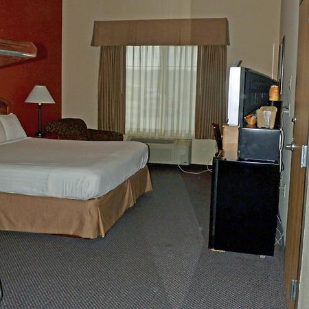 Paola Inn And Suites Экстерьер фото
