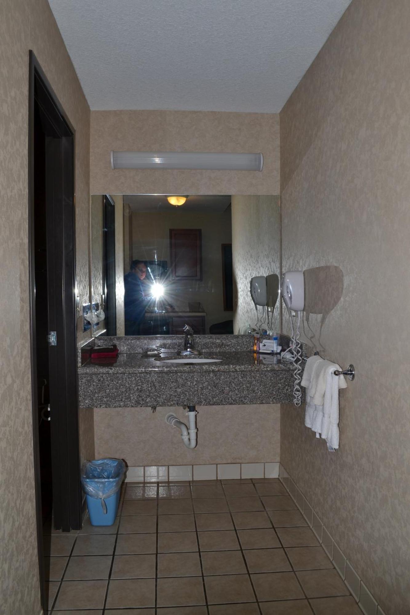 Paola Inn And Suites Экстерьер фото
