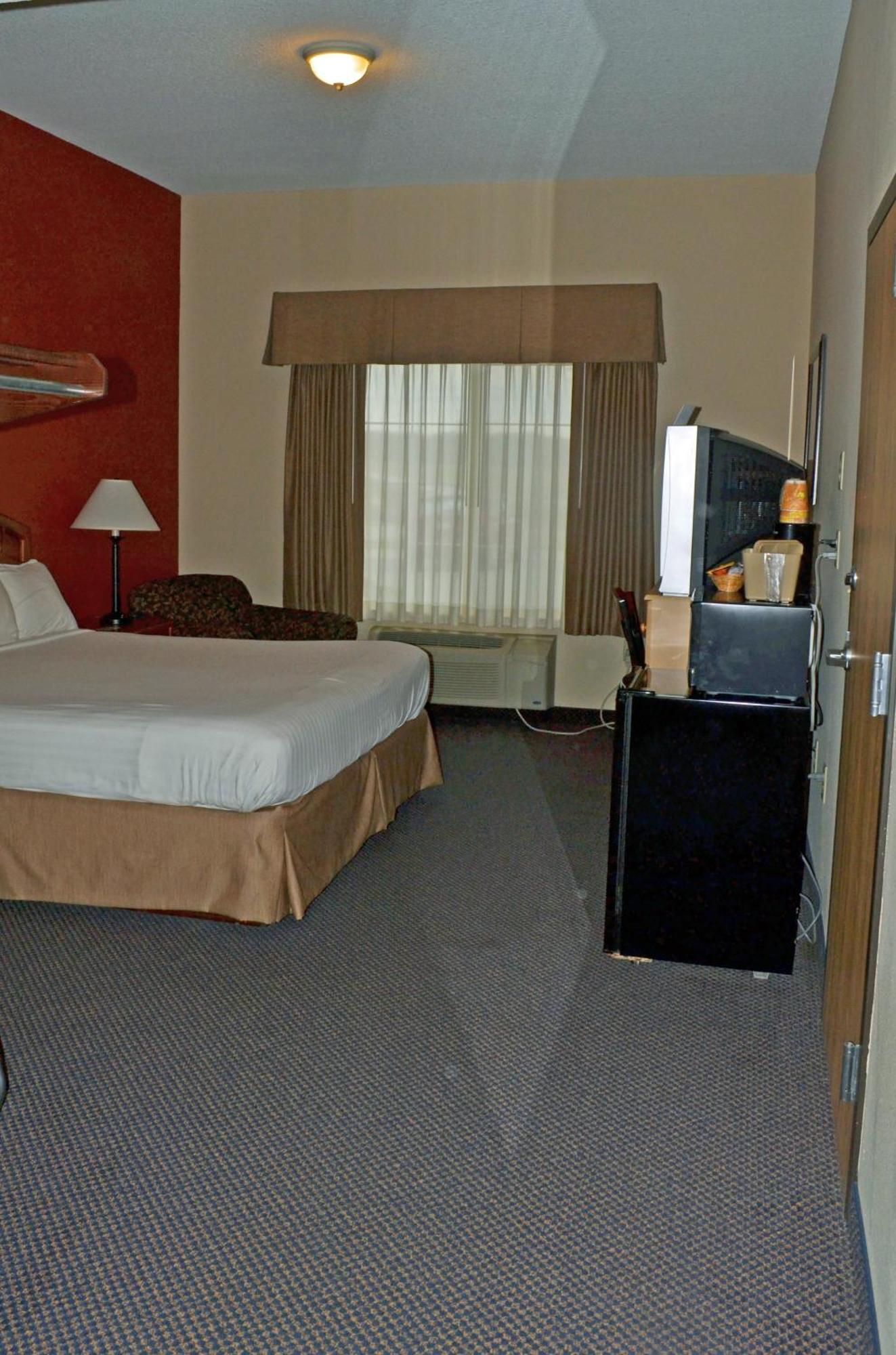 Paola Inn And Suites Экстерьер фото