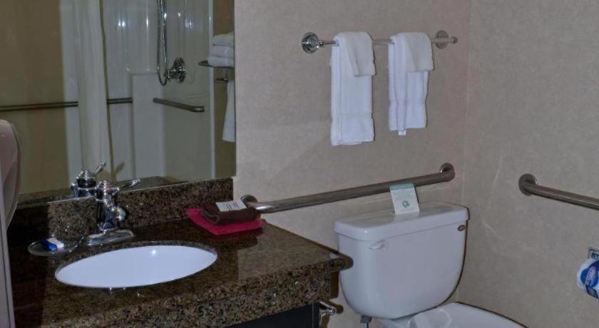 Paola Inn And Suites Экстерьер фото