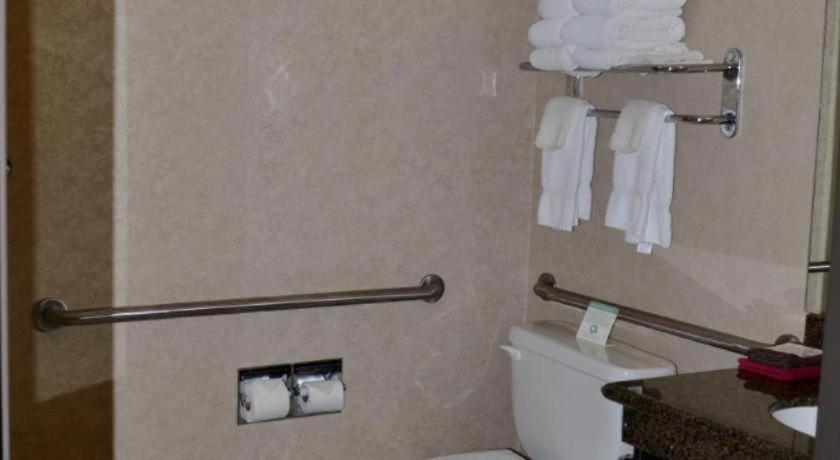Paola Inn And Suites Экстерьер фото