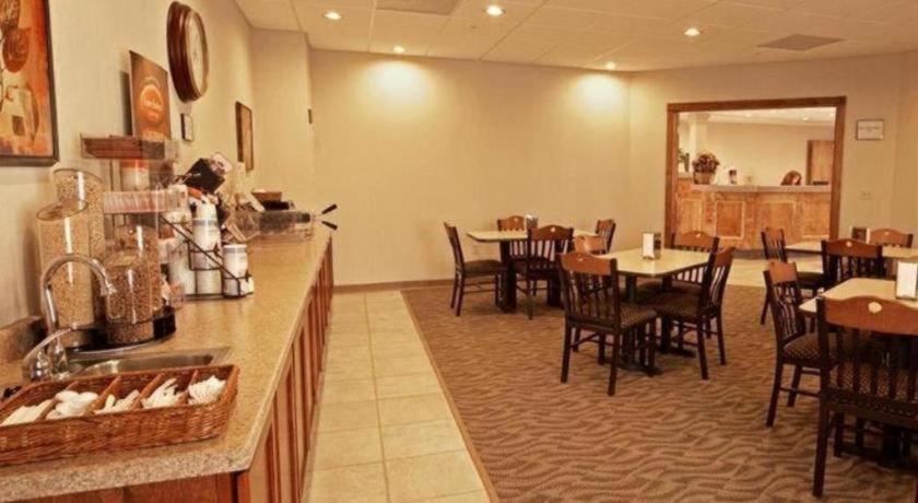 Paola Inn And Suites Экстерьер фото
