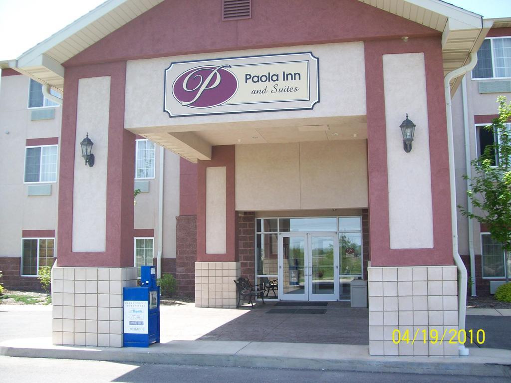 Paola Inn And Suites Экстерьер фото