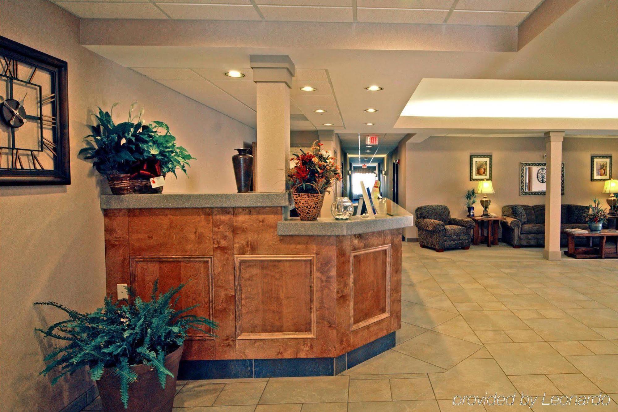 Paola Inn And Suites Интерьер фото