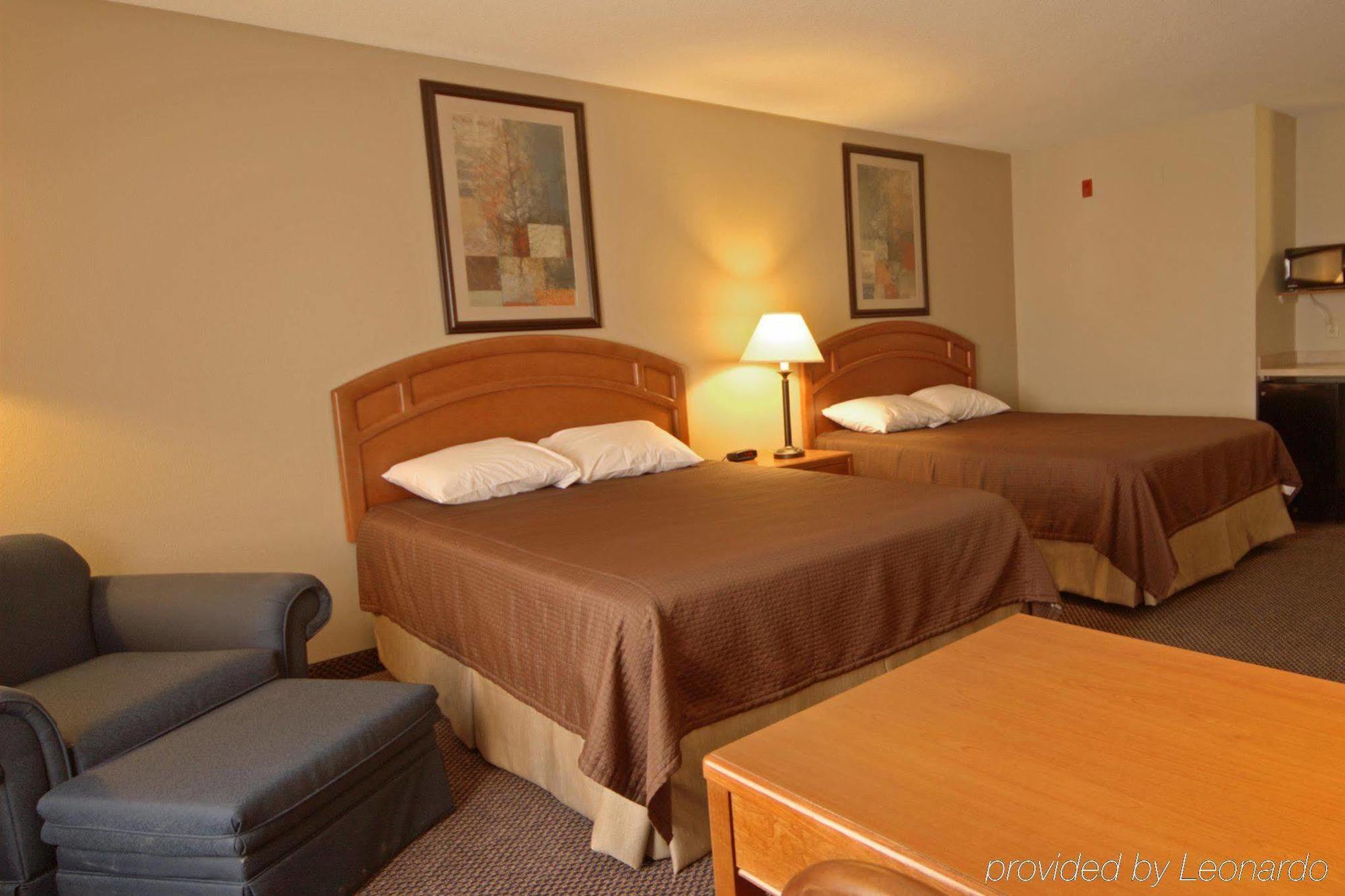 Paola Inn And Suites Экстерьер фото