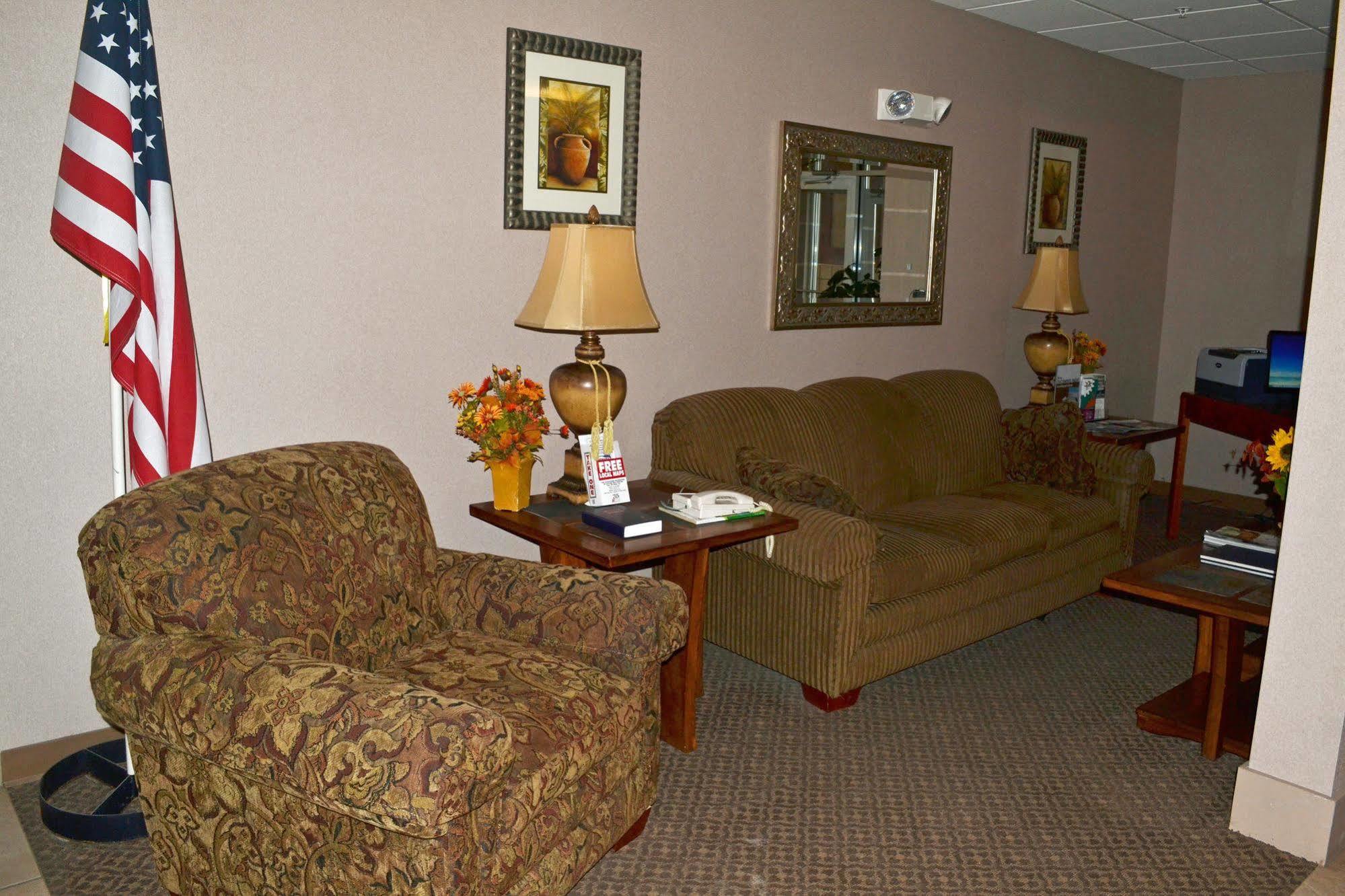 Paola Inn And Suites Экстерьер фото