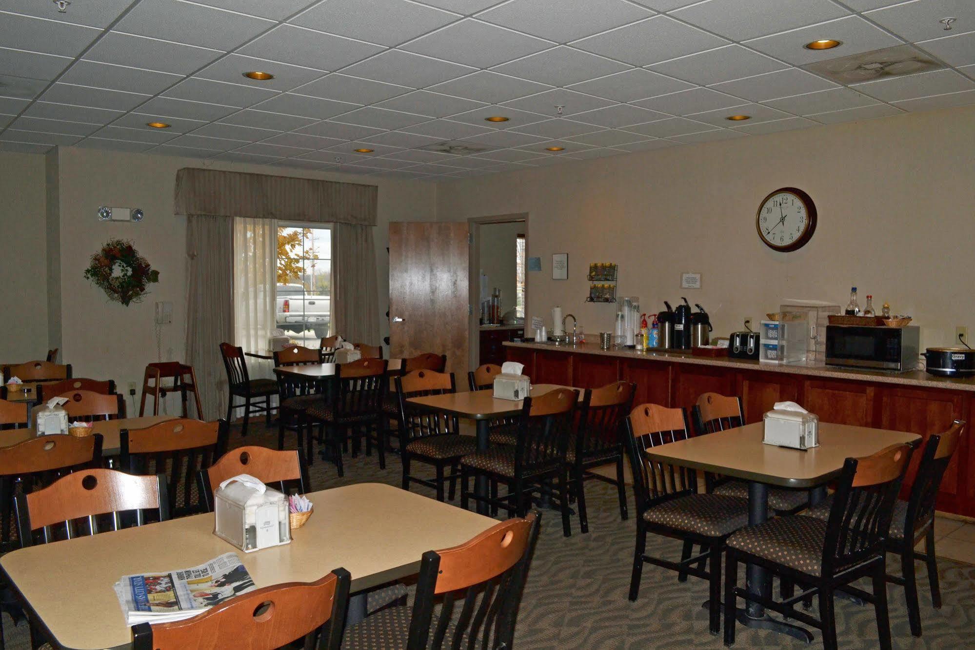 Paola Inn And Suites Экстерьер фото