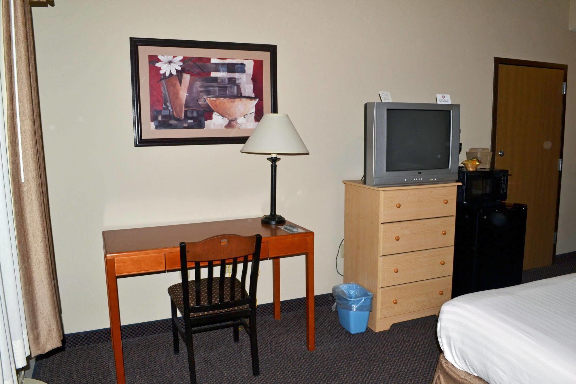 Paola Inn And Suites Экстерьер фото