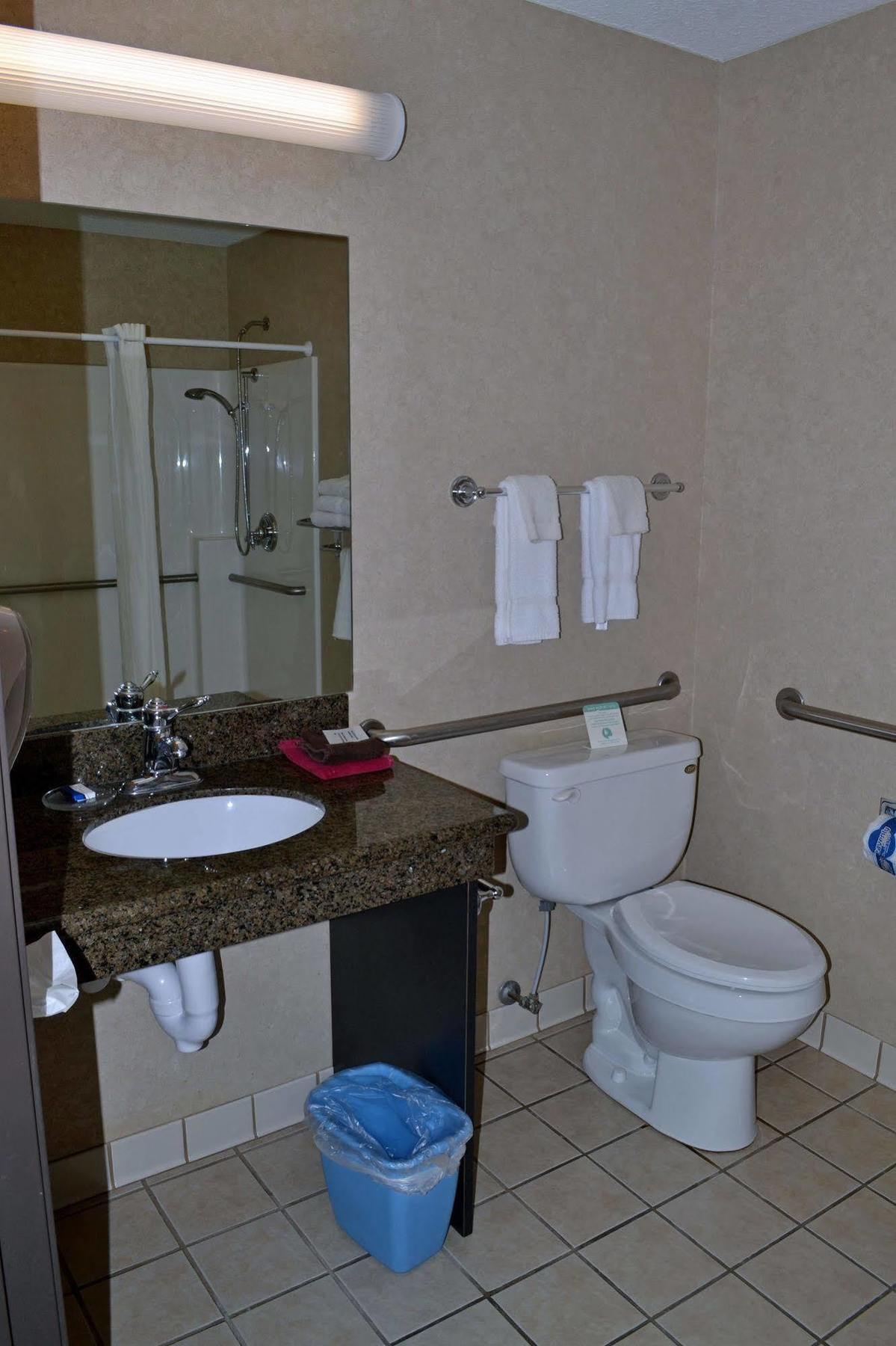 Paola Inn And Suites Экстерьер фото