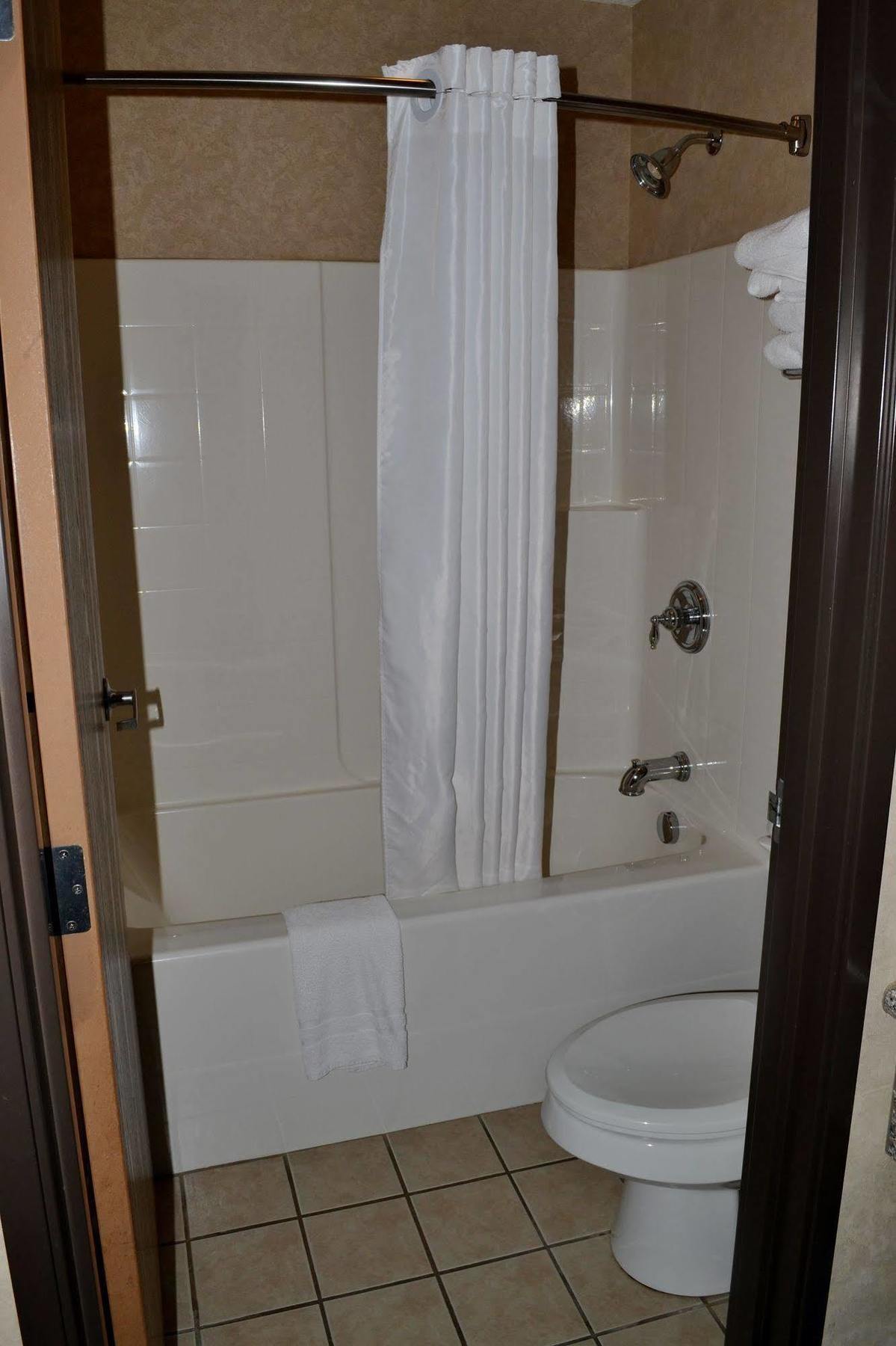 Paola Inn And Suites Экстерьер фото