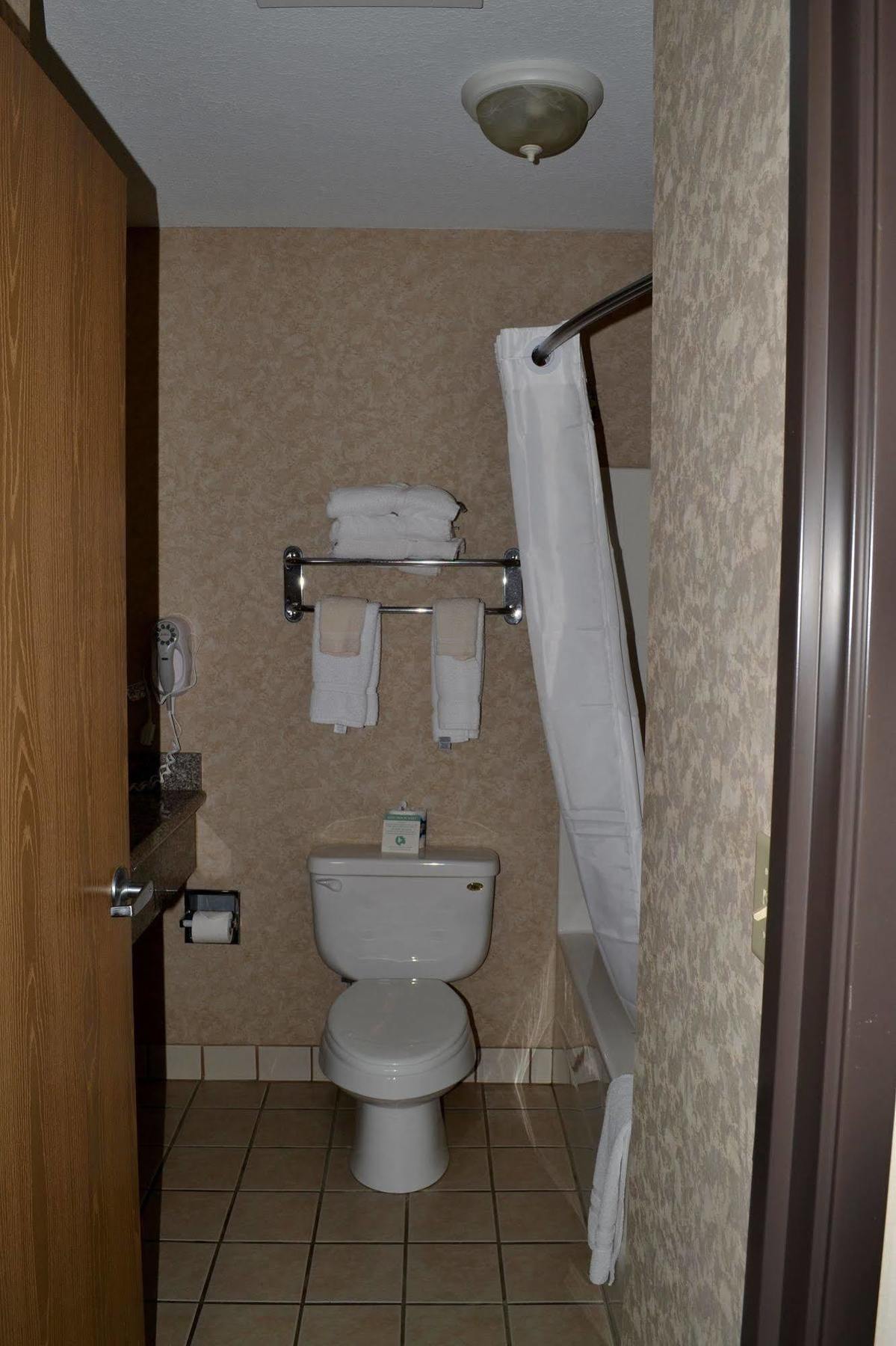 Paola Inn And Suites Экстерьер фото