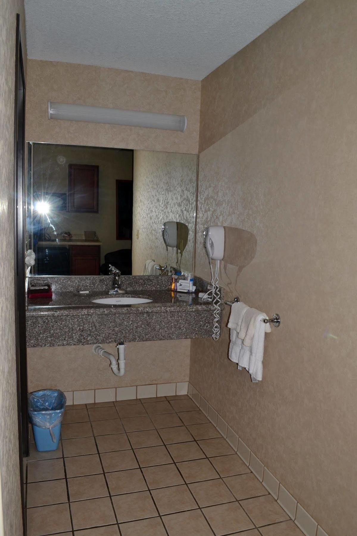 Paola Inn And Suites Экстерьер фото