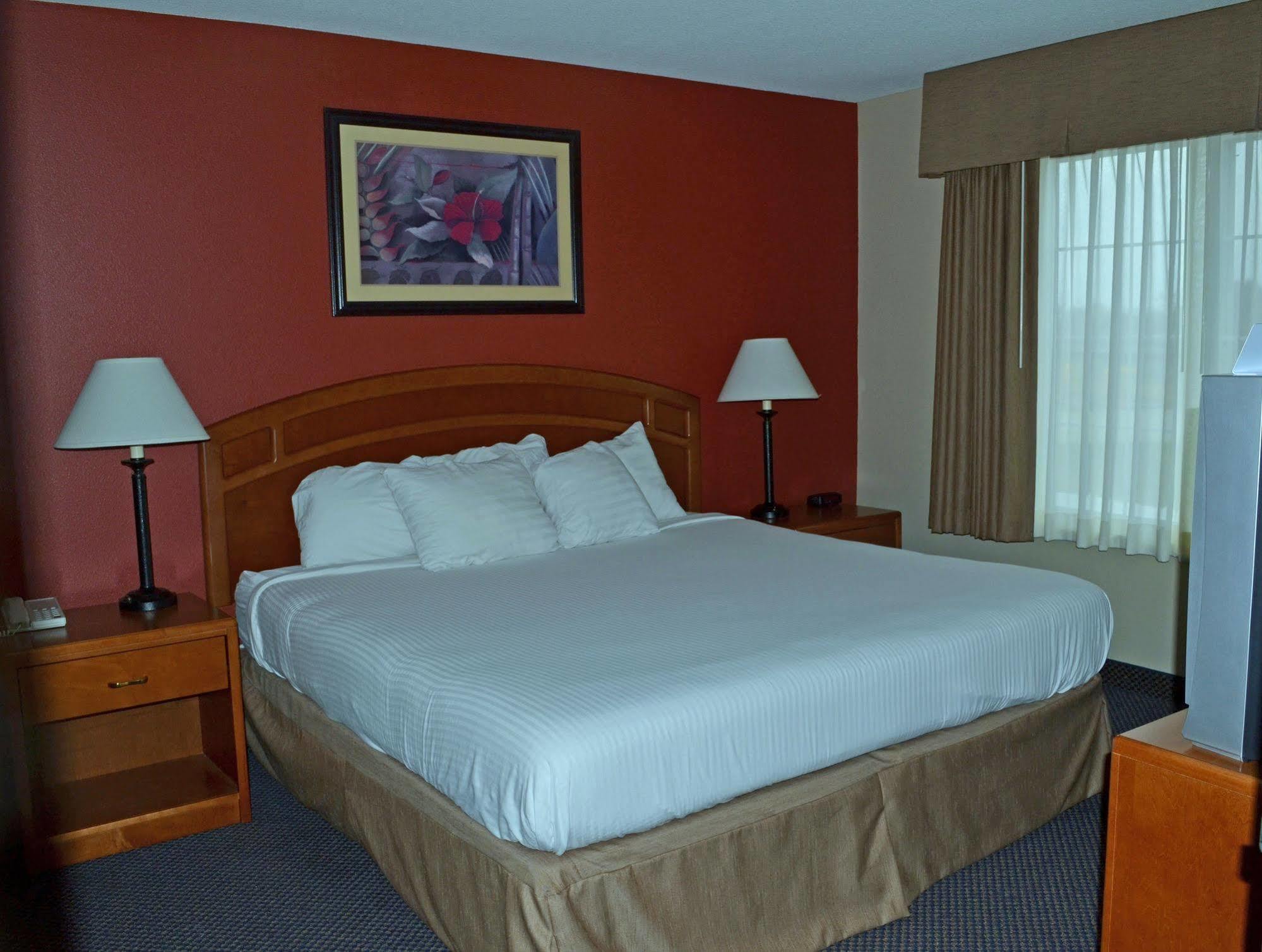 Paola Inn And Suites Экстерьер фото