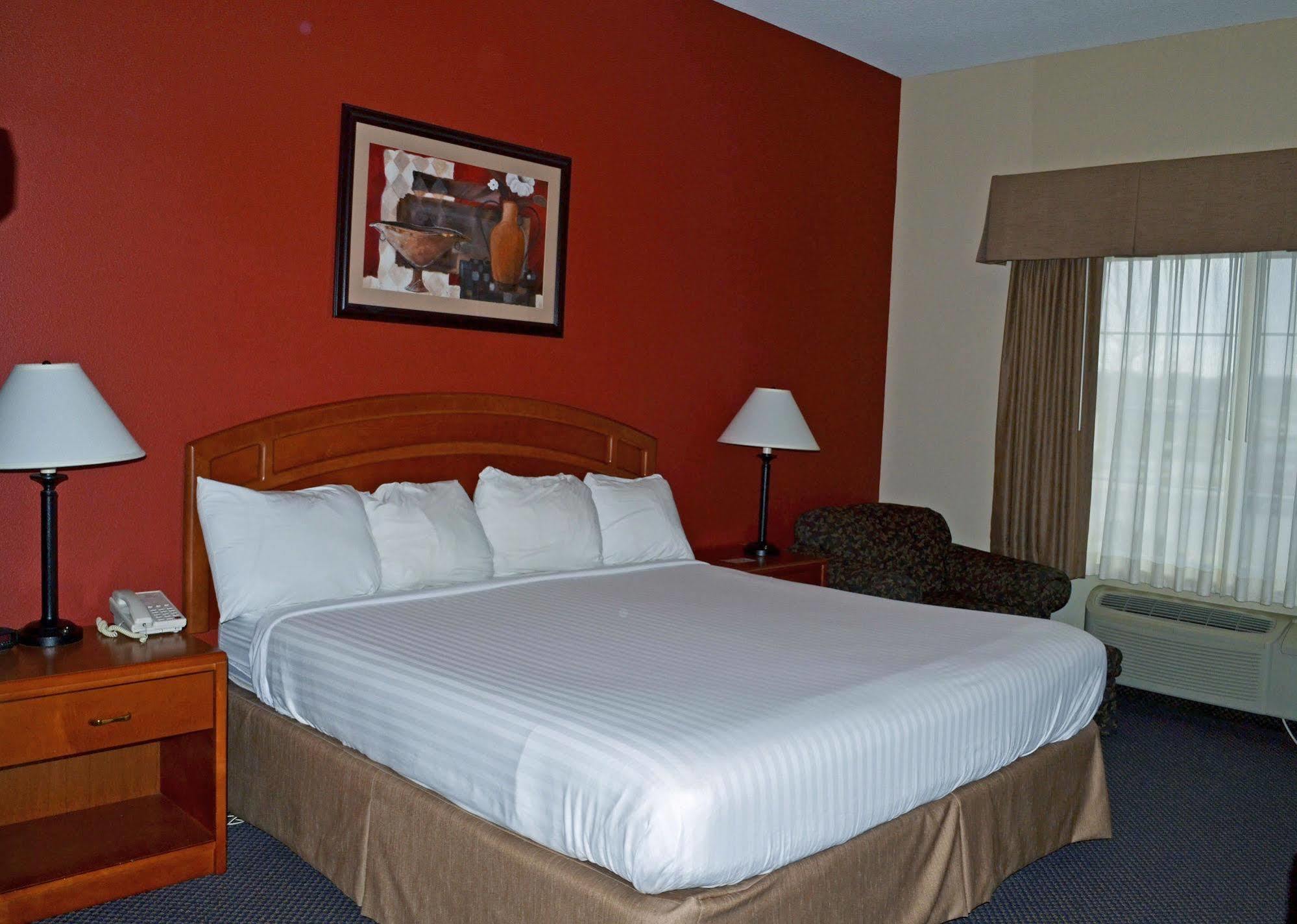 Paola Inn And Suites Экстерьер фото