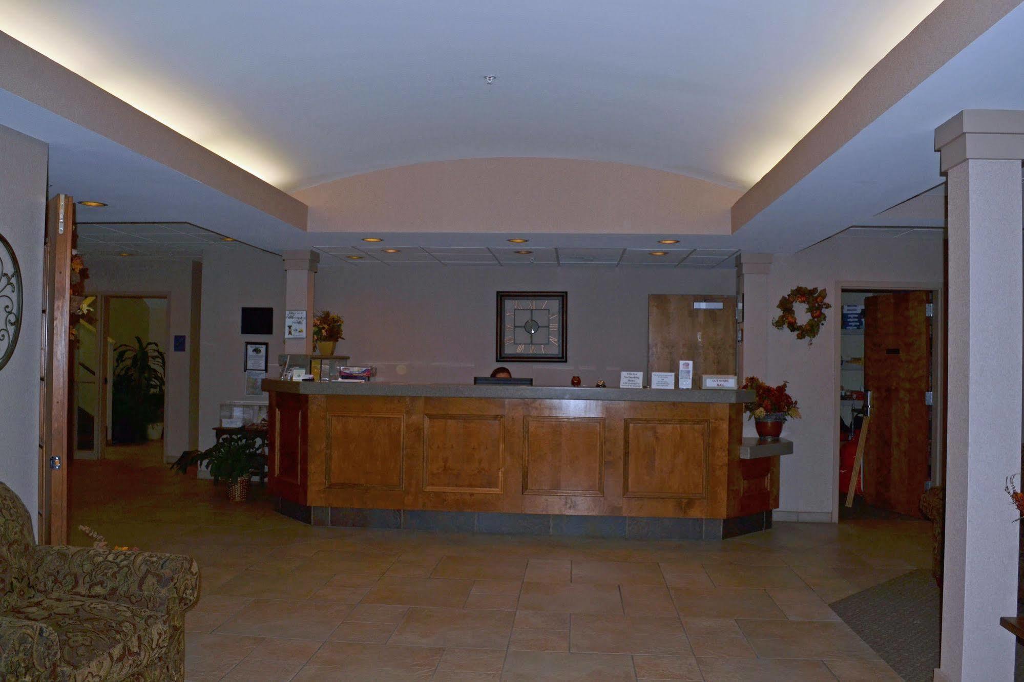 Paola Inn And Suites Экстерьер фото