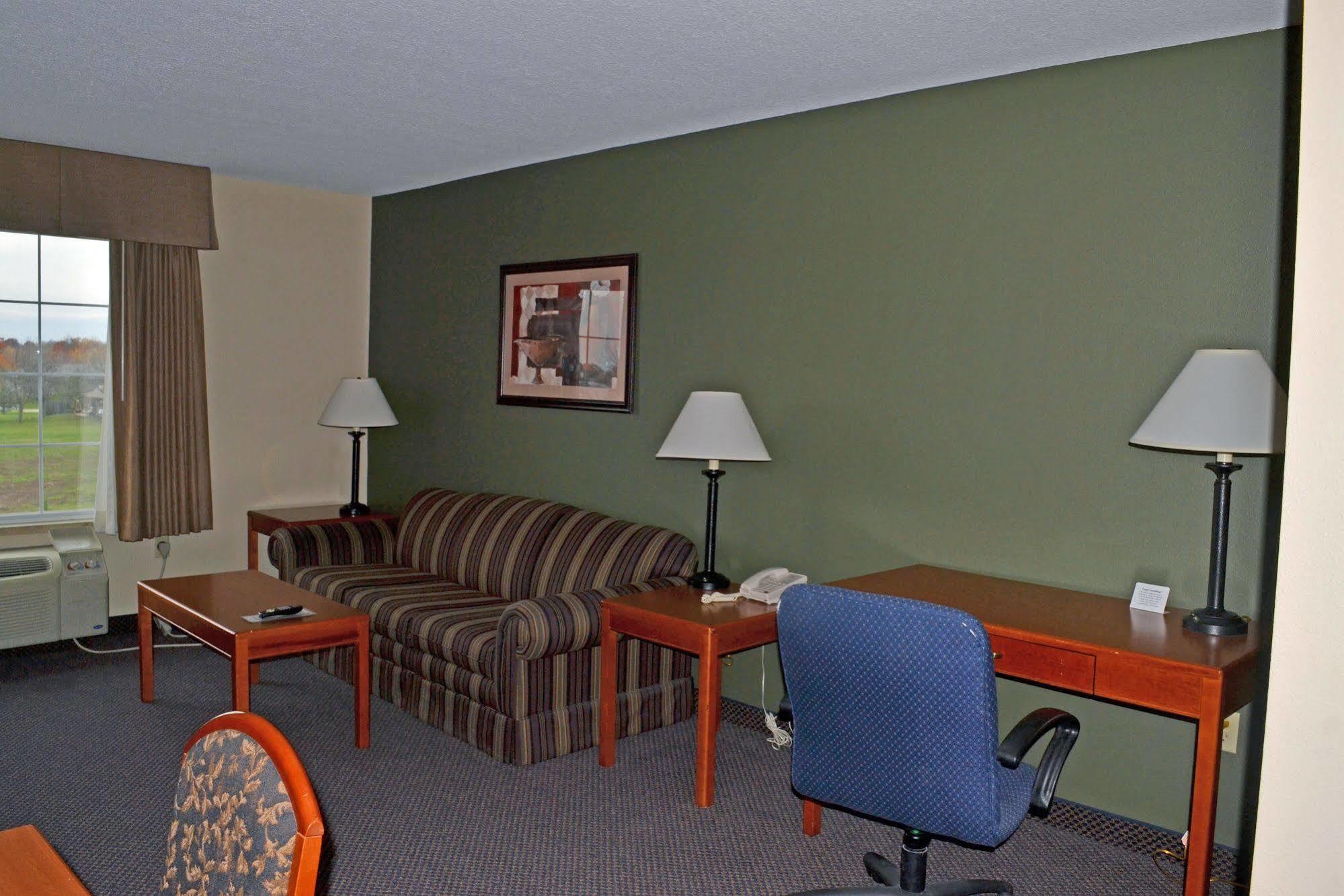 Paola Inn And Suites Экстерьер фото