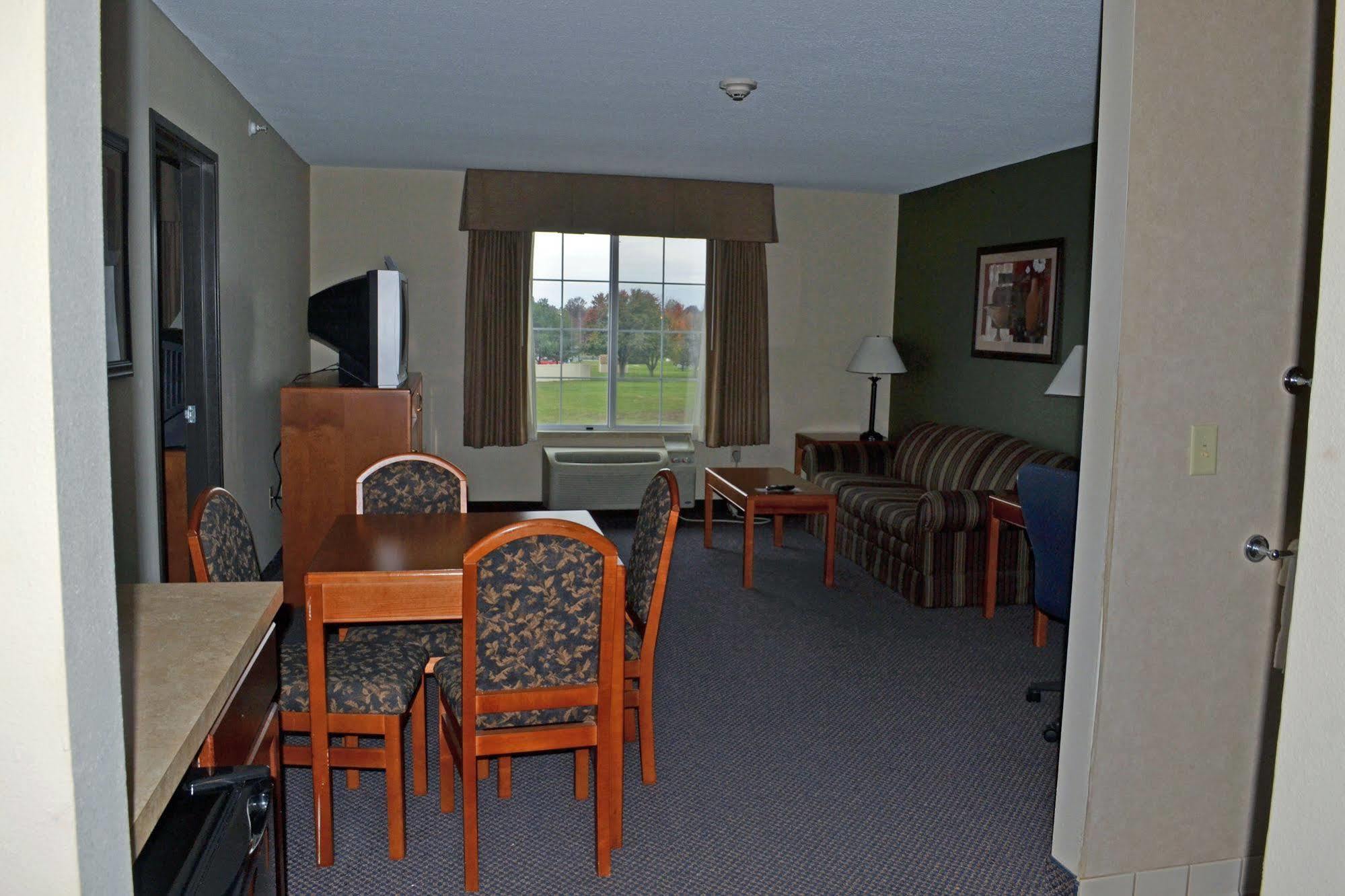 Paola Inn And Suites Экстерьер фото