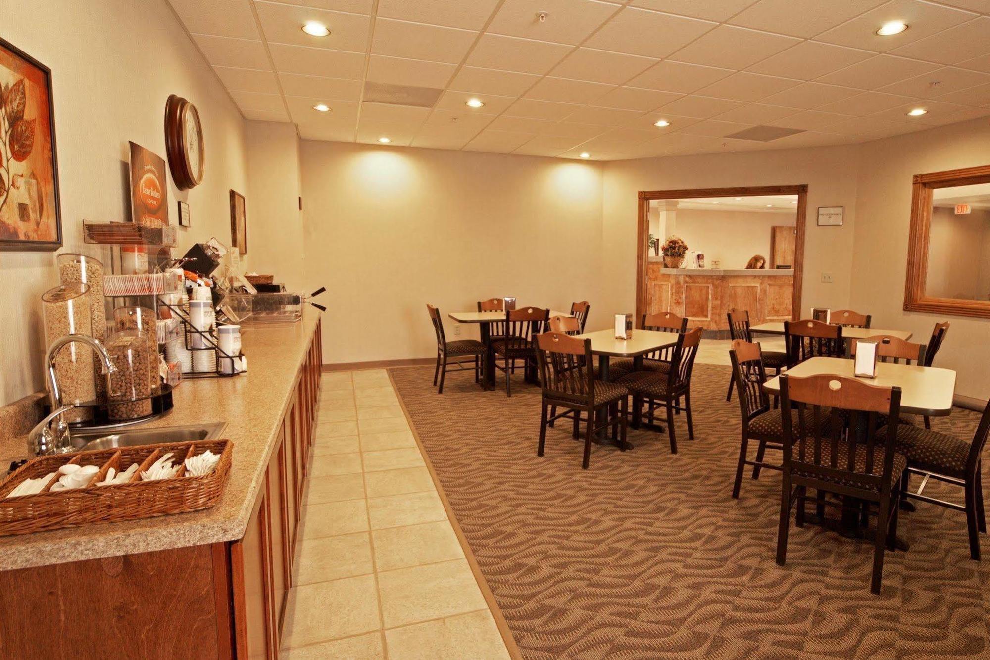 Paola Inn And Suites Экстерьер фото