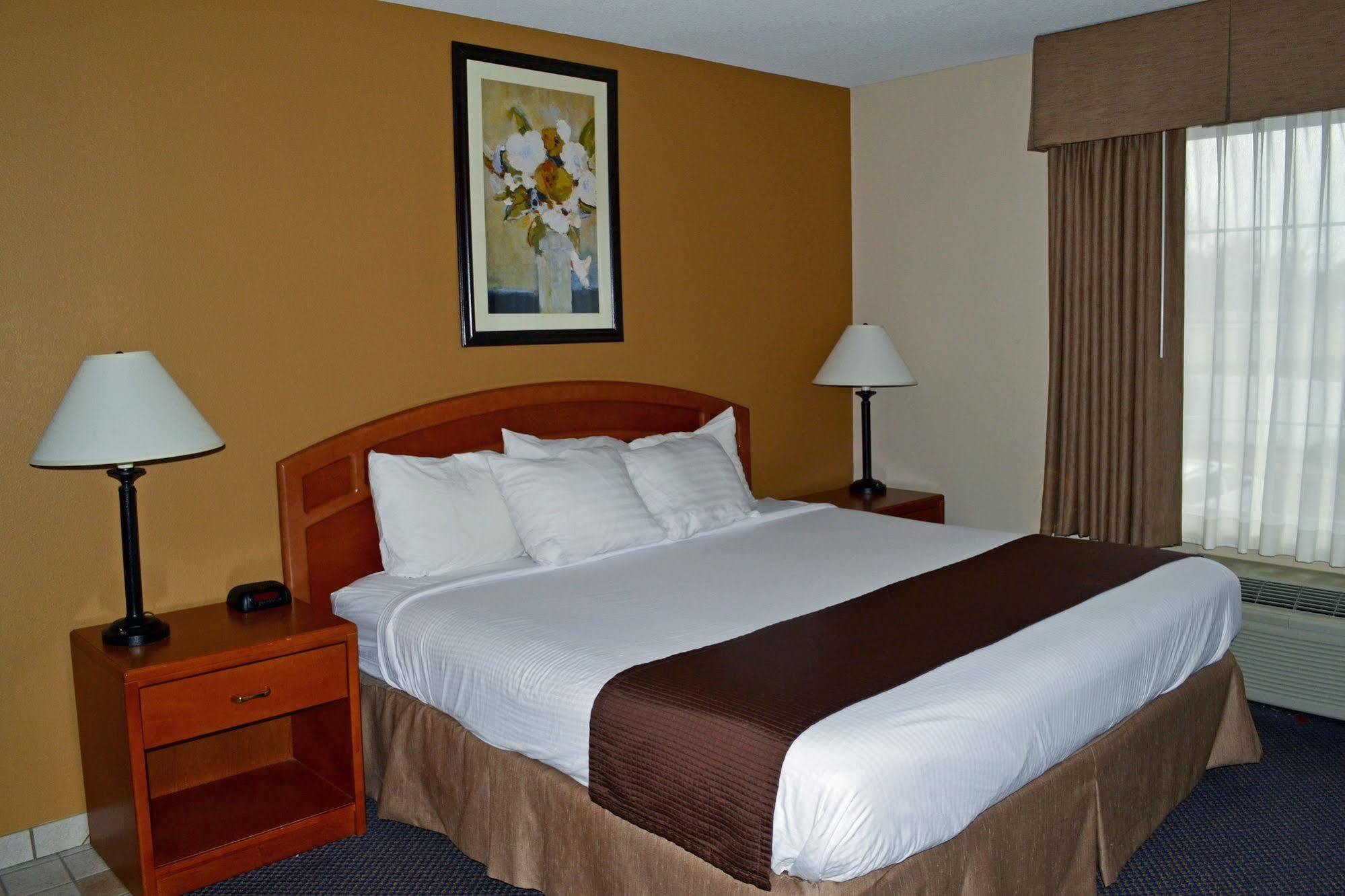 Paola Inn And Suites Экстерьер фото