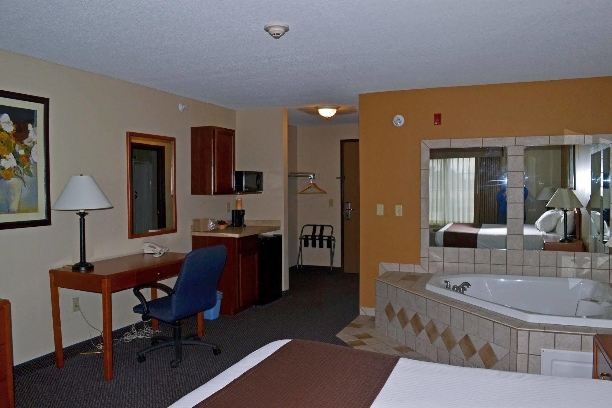 Paola Inn And Suites Экстерьер фото