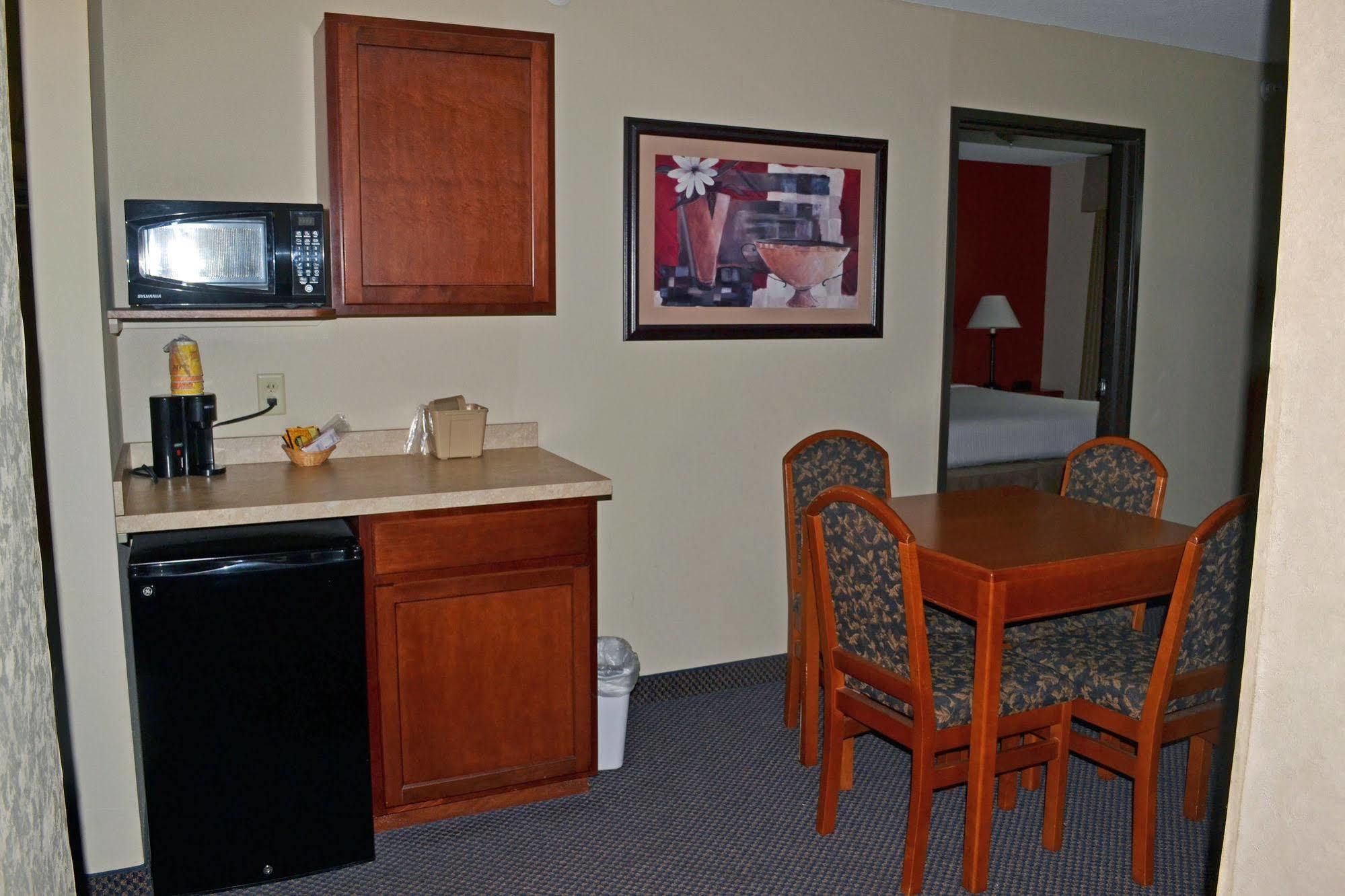 Paola Inn And Suites Экстерьер фото